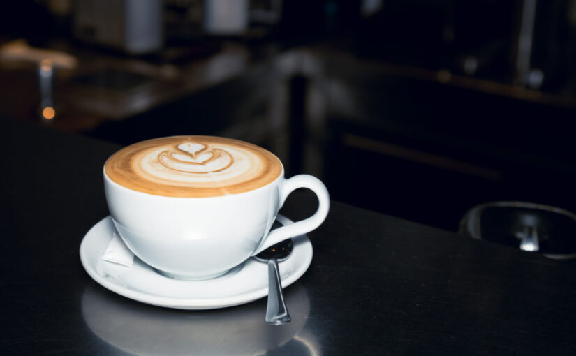 Flat white – co to za mleczna kawa i jak ją zrobić?